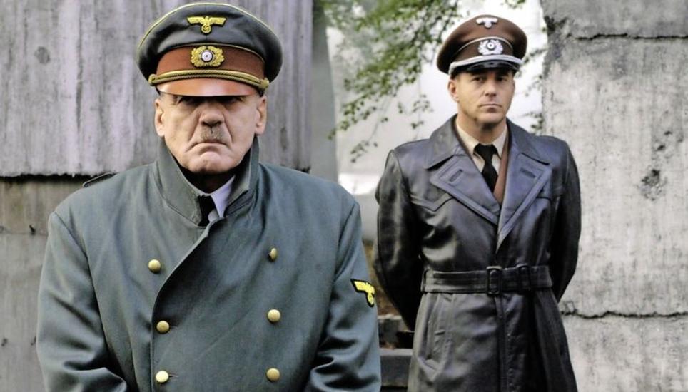 Bruno Ganz als Adolf Hitler in einer Szene des Kinofilms «Der Untergang» zusammen mit Heino Ferch, der Reichsarchitekt Albert Speer spielt. Bild: Key/Constantin Film