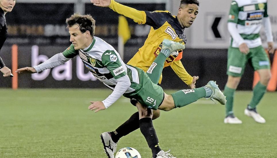 Unter den Augen von Referee Esther Staubli (l.) versucht der Krienser Stefano Cirelli (16), FCS-Captain Paulinho den Ball abzujagen. Bild: Roger Albrecht
