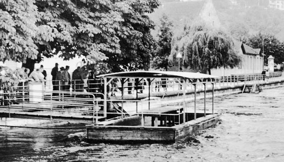 Eines der beiden Waschschiffe im Rhein. Bis 1962 war es zwischen Quaimauer und Rheinbadi verankert. Archivbild Schaffhauser Nachrichten