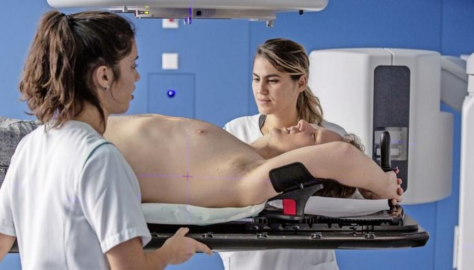Hightechmedizin im Kampf gegen den Krebs: Bestrahlung eines Patienten mit dem Linearbeschleuniger. Bild: KWS/Marcus Gyger