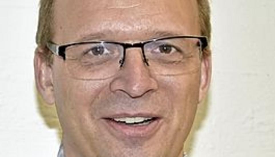 David Maletinsky ist Mathematiklehrer an der Kantonsschule. Er gestaltet seinen Unterricht am Besuchtstag nicht anders als sonst. Während in den ersten Klassen noch zahlreiche Eltern erscheinen, sind es in den vierten Klassen oft nur noch ein paar wenige.