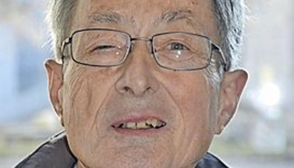 Rolf Bollinger besuchte seinen Enkel in der zweiten Klasse des naturwissenschaftlichen Profils. Er wohnte einer Chemiestunde bei. Dies ist kein Zufall, denn Chemie interessiert ihn selbst sehr. Spannend findet er auch, wie sich der Schulstoff über die Jahre verändert hat.