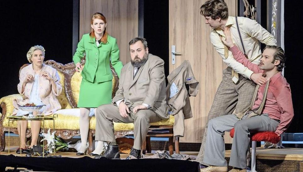Katharina von Bock, Julka Duda, Andreas Storm, Joachim Storm und Michael von Burg (v. l. n. r.) sorgten für viele Lacher im Stadttheater. Bild: Michael Kessler