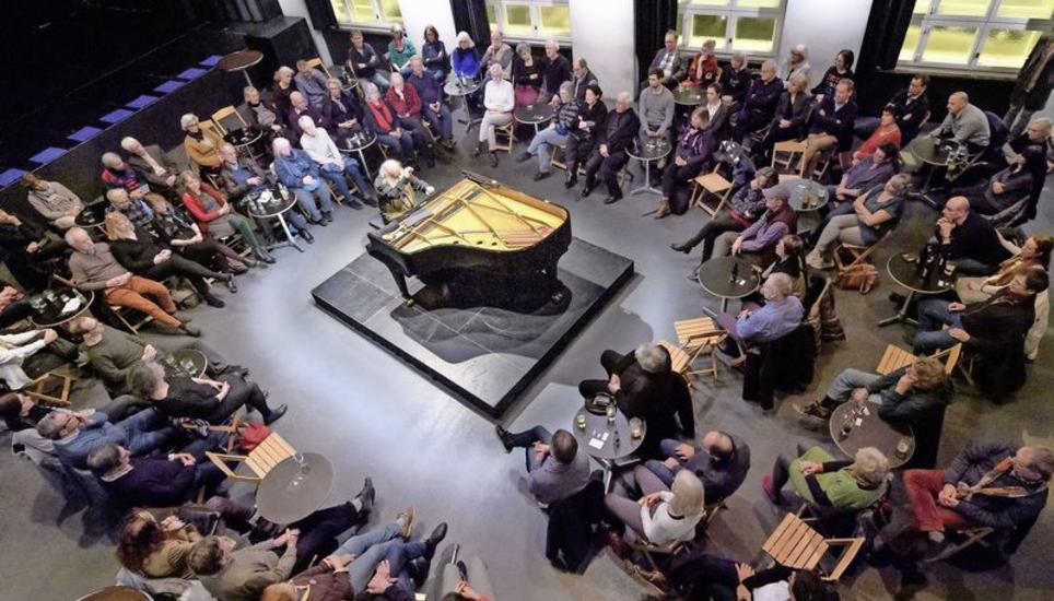 In kreisförmig gruppierten Stühlen sass das Publikum um Pianist Werner Bärtschi herum und liess sich von den Klavierklängen mitreissen. Bild: Michael Kessler