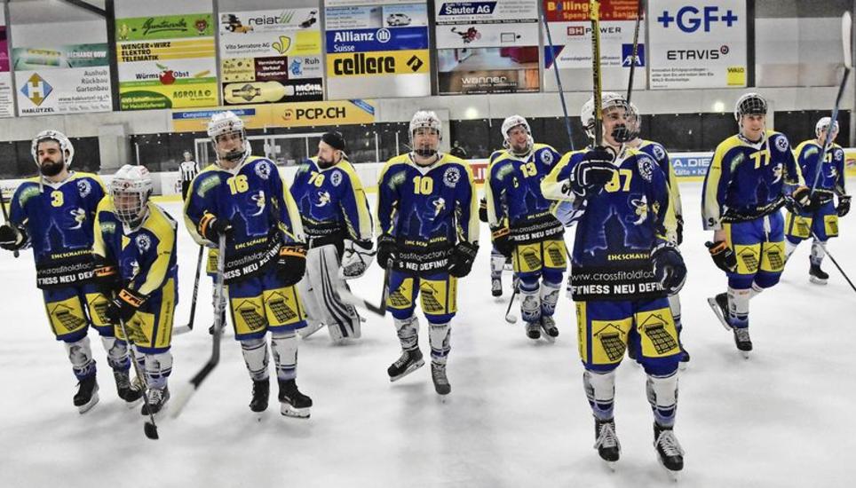 Die Schaffhauser Eishockeyspieler feiern mit ihren Fans den 5:2-Heimsieg gegen St. Gallen und den gesicherten Ligaerhalt.