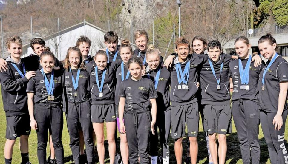 Starker Auftritt in Chur: die erfolgreichen Schaffhauser Schwimmerinnen und Schwimmer beim Gruppenfoto. Bild: zVg