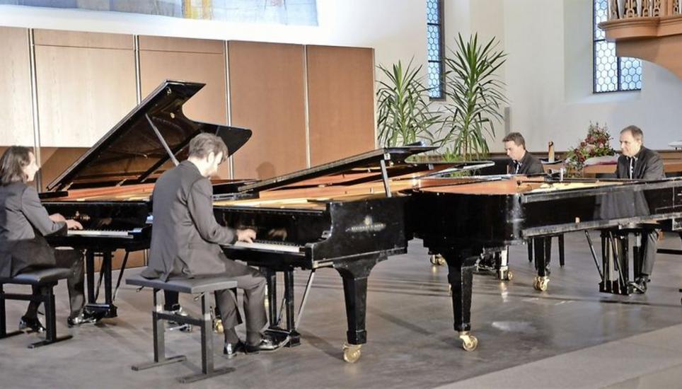 Das Gershwin Piano Quartet (v. l.): Mischa Cheung, Stefan Wirth, Benjamin Engeli (hinten) und André Desponds. Bild: Beat Rajchman