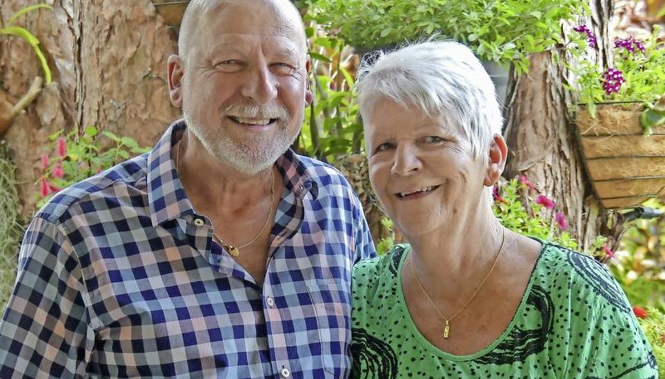 Michael und Susann Biber in ihrem tropischen Garten vor dem Haus in Cairns, Australien. Bild: Theo Kübler