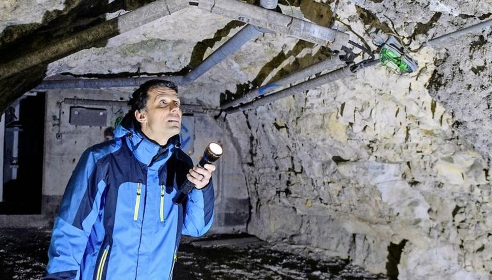 Der Schutz und die Förderung von heimischen Fledermäusen liegen Hansueli Alder am Herzen. Hier zeigt er das neue Winterquartier für Fledermäuse. Bild: Selwyn Hoffmann