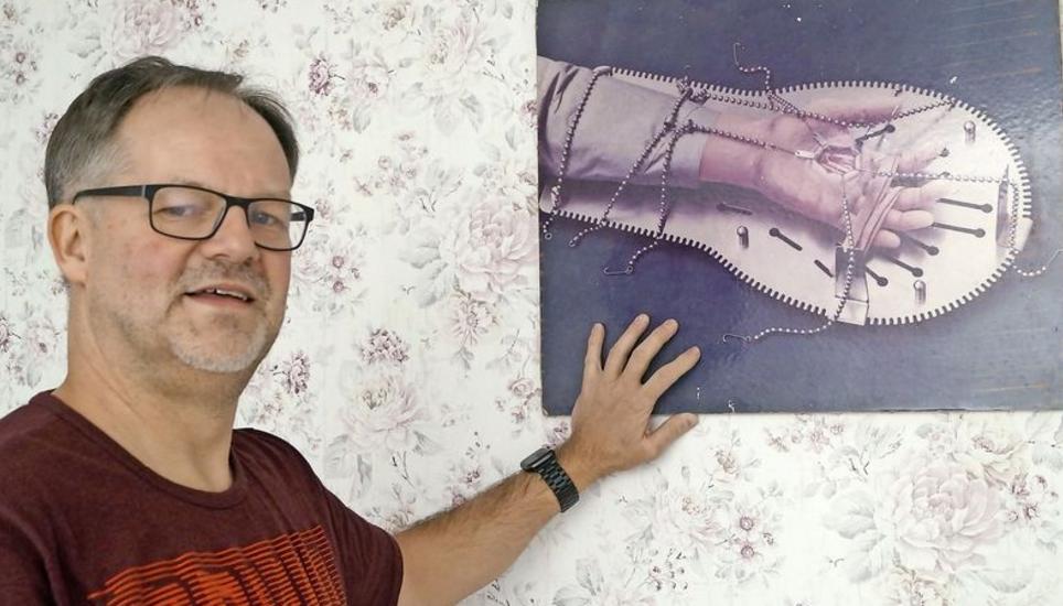 Stilecht: In Handarbeit tätigt Roland Strauss die letzten Arbeiten im Raum «Die Stunde des Grauens». Bild: Tobias Erlemann