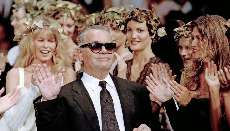 Applaus für Karl Lagerfeld nach der Chanel-Show 1993/94 in Paris, links im Hintergrund Topmodel Claudia Schiffer.