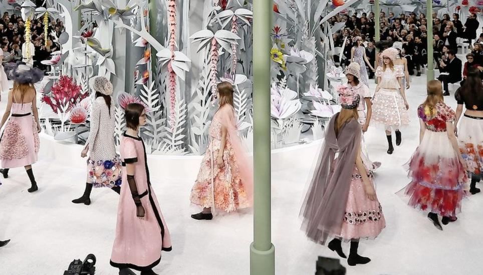 Lagerfelds Chanel-Haute-Couture-Show Frühling/Sommer 2015 in Paris.