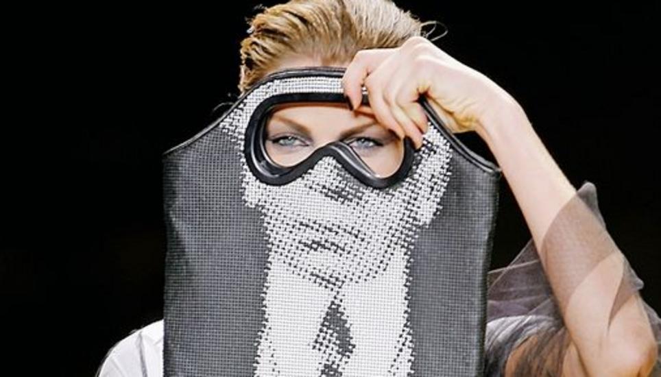 Model mit einer Lagerfeld-Kreation bei den Prêt-à-porter-Schauen 2009 in Paris.