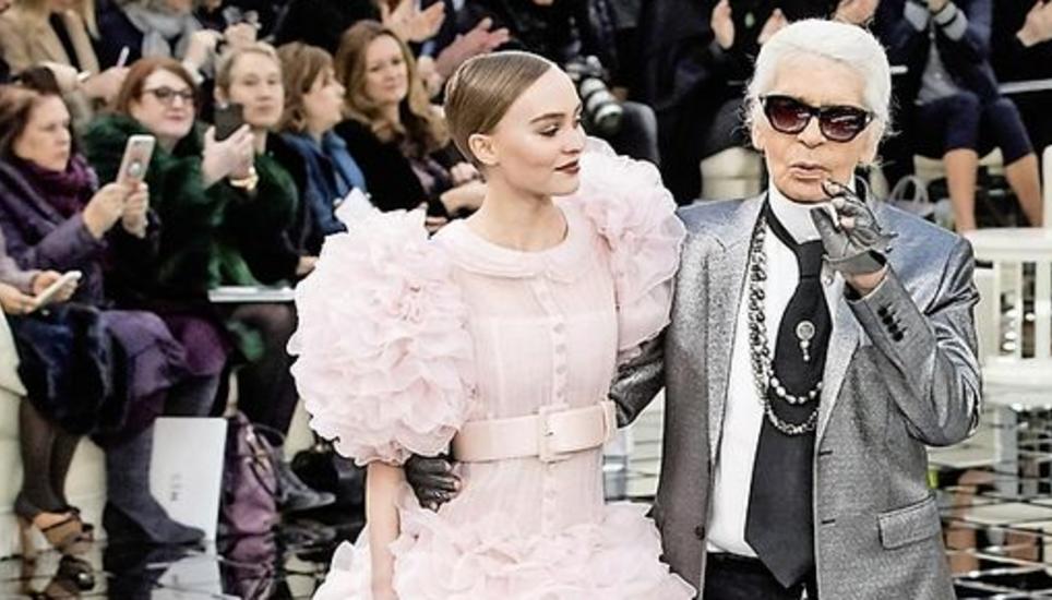 Lagerfeld 2017 mit Lily-Rose Depp nach der Haute-Couture-Show in Paris.