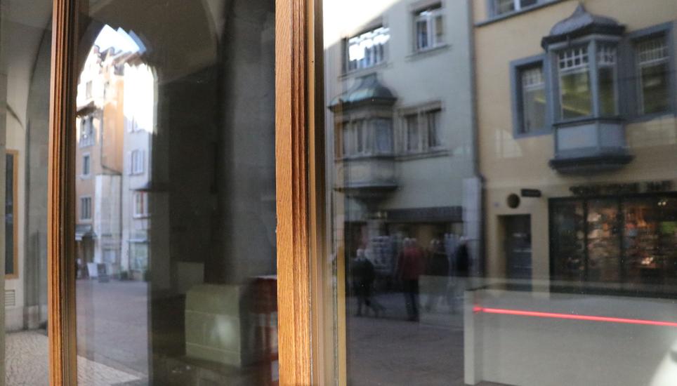 Heute spiegelt sich das Leben der Altstadt nur noch im Fenster.