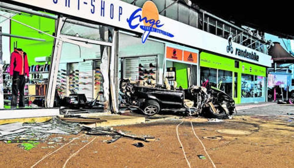 Bei dem Unfall in Beringen wurden beide Insassen schwer verletzt. Bild: SHPol