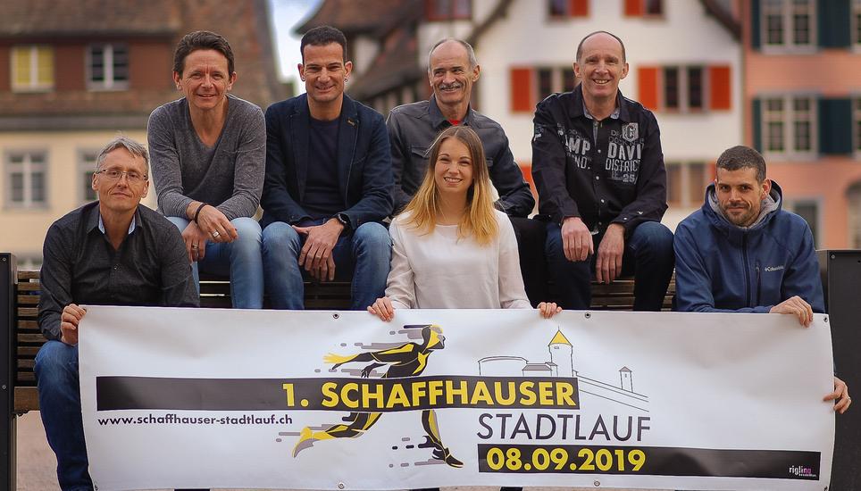 Das OK des Schaffhauser Stadtlaufs, bestehend aus Miguel Horrach, Andi Jordan, Walter Gnädinger, Roland Hatt (oben v.l.n.r.), Daniel Merki, Lara Gansser und Marco Rutz (unten v.l.n.r.), gibt heute den offiziellen Startschuss zu dem neuen Laufanlass in Schaffhausen. Bild: Joelle Gansser