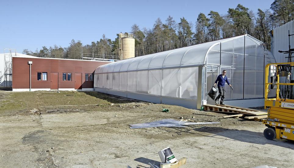 Auf dem künftigen Werkhof-Areal wurde ein roter Bau erstellt, der in den Plänen nicht vorgesehen war. Bild: Selwyn Hoffmann