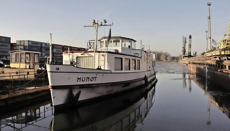 Bild von Ende Januar: Seit mehreren Wochen liegt die «Munot» im tschechischen Hafenort Mělník vor Anker und wird dort auf den bevorstehenden Transport über Land nach Pasohlávky vorbereitet. Bilder: Lucie Erbanova