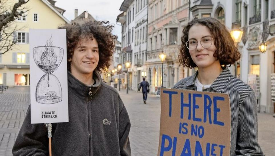 Dimitri Oechslin, 17, und Lynn Heinz, 16 Jahre alt, sind bereit für die nächste Klimademonstration. Bild: Selwyn Hoffmann