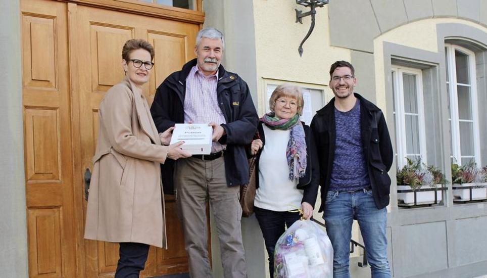 Beatrice Salce, Präsidentin des Zweckverbands Kewy, erhält von den Grünen Thomas Feer, Martine Baumgartner und Bruno Arnold die Petition mit 502 Unterschriften überreicht. Bild: Stefan Salzmann