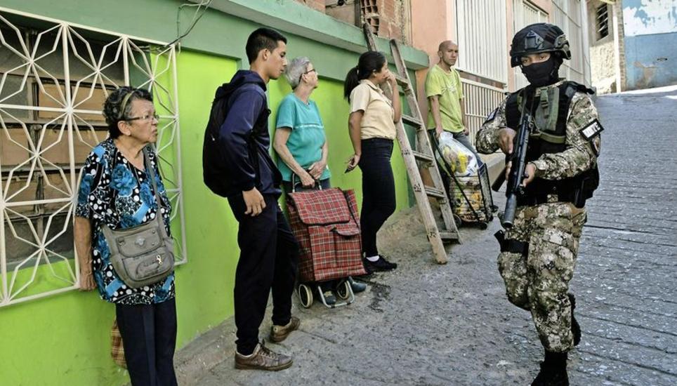 Ein Mitglied der polizeilichen Sondereinsatztruppe Faes patrouilliert in Antimano, einem Stadtteil von Caracas. Bild: Key