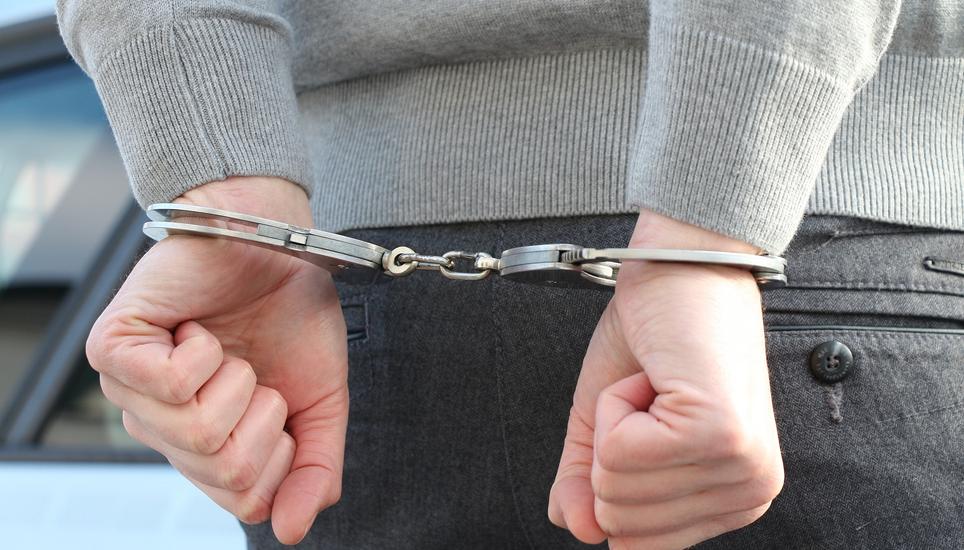 Bei der Blutentnahme musste der Mann von vier Beamten festgehalten werden. Symbolbild: Pixabay