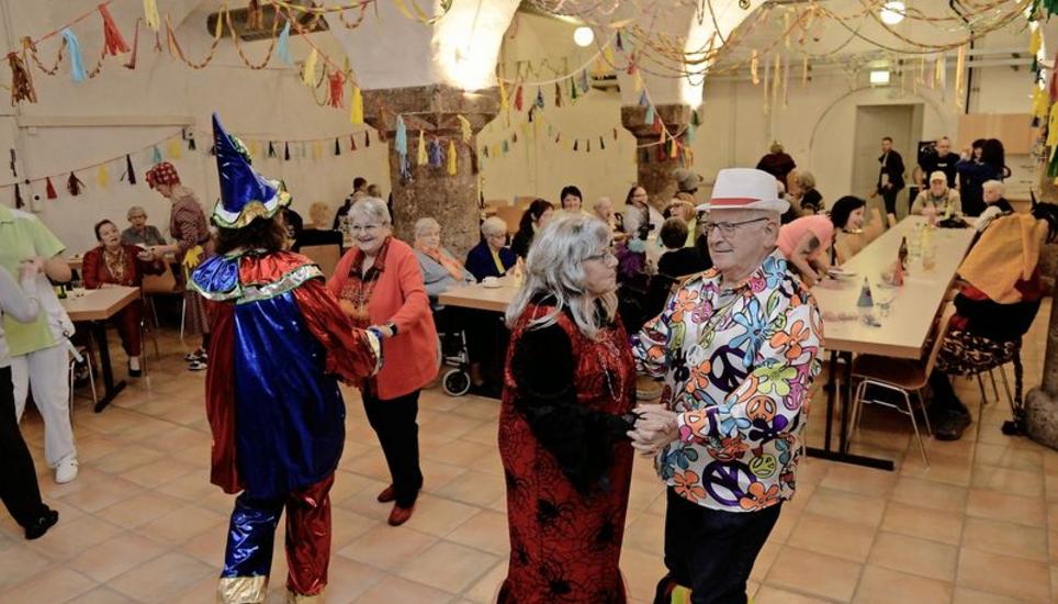 Die Seniorinnen und Senioren bewiesen, dass man auch im Alter noch das Tanzbein schwingen kann. Bild: Selwyn Hoffmann