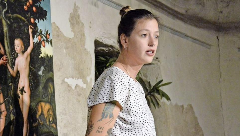 Slam-Poetin Lisa Christ über das Erwachsensein und Väter- und Mütterrollen im Rittersaal in Eglisau. Bild: Katja Brütsch