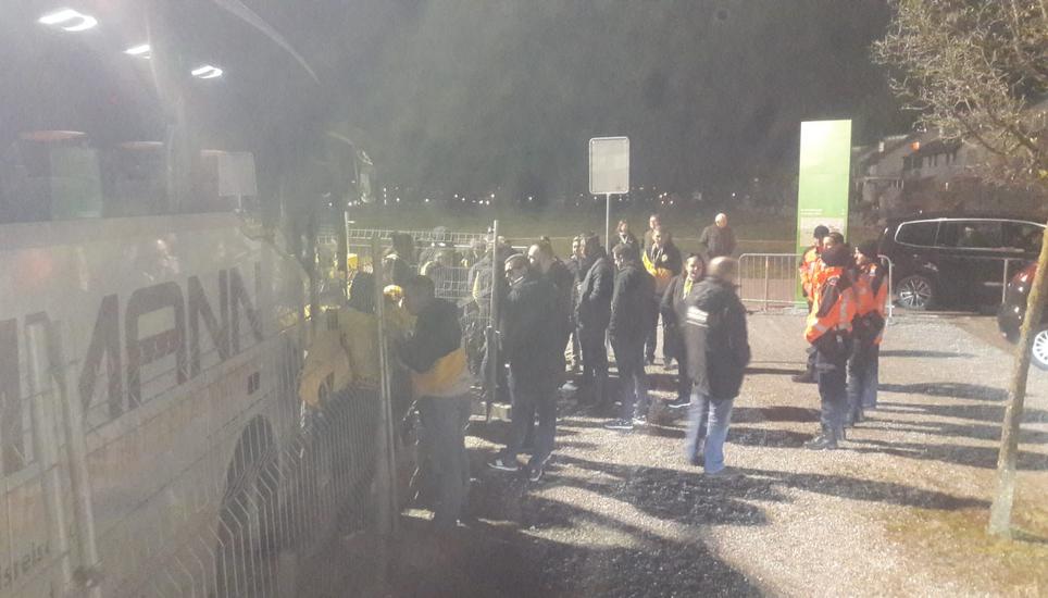 Nach dem Spiel stellten die Fans die Mannschaft und den Trainer zur Rede. Bild: Pascal Oesch