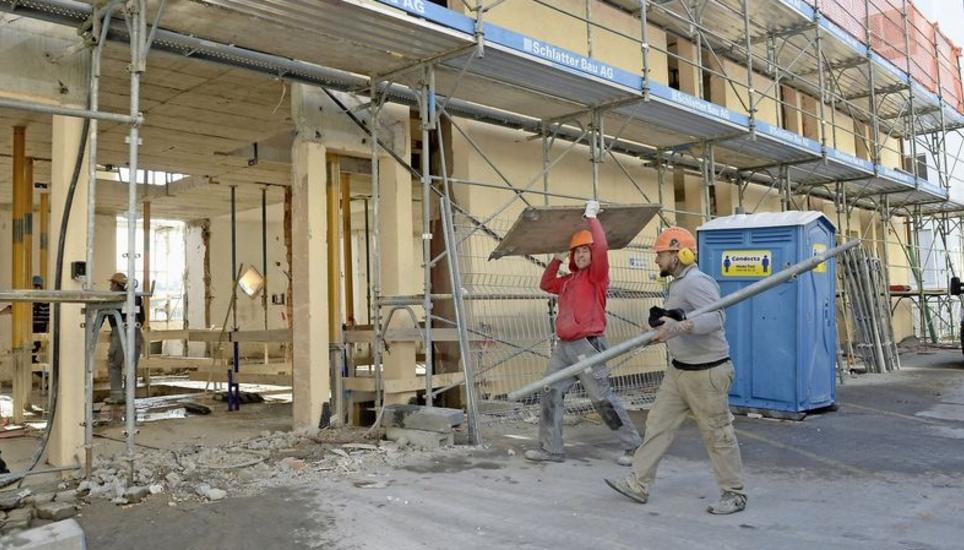 Erst vor wenigen Wochen ist der Umbau des Wohnheims Schönhalde gestartet. Das Haus wird bis auf den Rohbau zurückgebaut. Bild: Selwyn Hoffmann