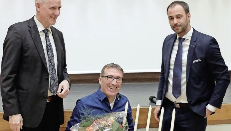 Albert Marti (Mitte) ist «Ambassador 2019» und erhielt die Insignien von den Verantwortlichen des Ambassador Clubs Schaffhausen, OK-Präsident Patrik Bolliger (links) und Clubpräsident Andy Steinemann. Bild: Eric Bührer