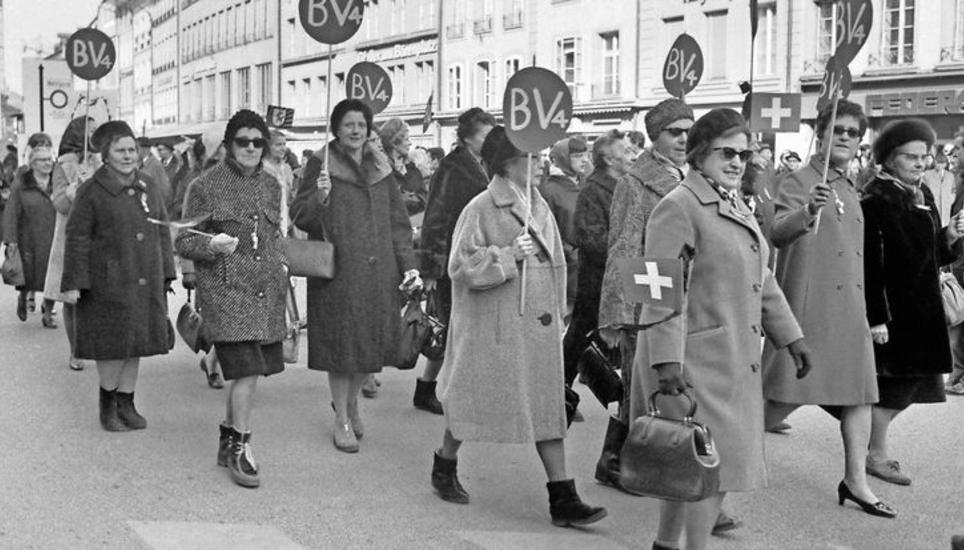 Emilie Lieberherr (Zweite von rechts) führt am 1. März 1969 den Demonstrationszug zum Bundesplatz an. Links von ihr (vorne) ist ihre Lebenspartnerin Minnie Rutishauser. Bild: Key