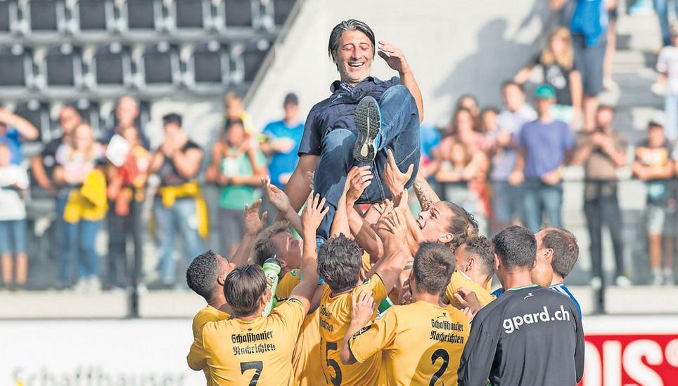 Murat Yakin wurde nach seinen Heldentaten bei seinem ersten Job beim FC Schaffhausen von den Spielern gefeiert. Bild: Roger Albrecht