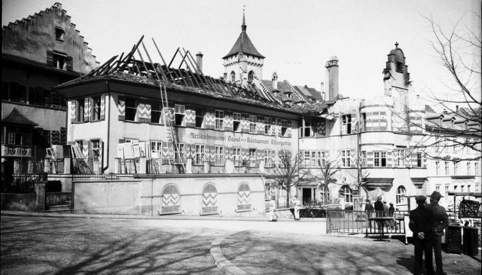 Zwei Männer betrachten die Ruine des Restaurants Thiergarten, welche nach der Bombardierung durch die Amerikaner am 1. April 1944 zurückgeblieben ist.