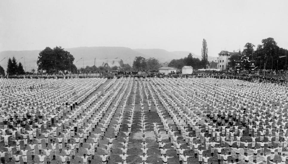 Nochmals zurück zum Sport: Einer der grössten Breitensportanlässe der Schweiz findet mit dem eidgenössischen Turnfest diesen Sommer in Aarau statt, 1897 kamen tausende Turner für den Riesenevent nach Schaffhausen. Die Grossraumaufführung fand auf der Breite statt.