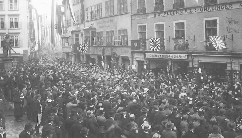 Der Einzug der Schaffhauser Truppen nach Schaffhausen sorgte im Jahr 1917 für grosses Interesse in der Altstadt.
