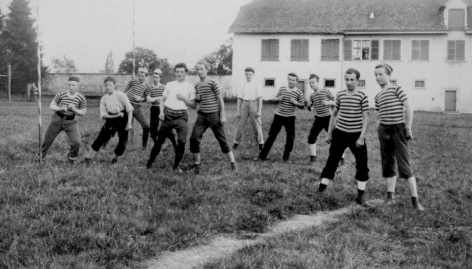Dieses Foto zeigt die Mannschaft des FC Schaffhausen bei ihren Aufwärmübungen im Jahr 1896 - welches übrigens das erste Jahr der Vereinsgeschichte darstellte.