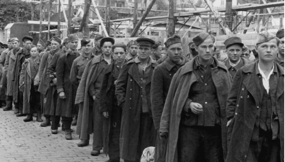 Weit trauriger ist der Anlass für dieses Foto. Es zeigt Flüchtlinge, die im Jahr 1945 kurz vor Ende des Zweiten Weltkriegs nach Schaffhausen kommen.