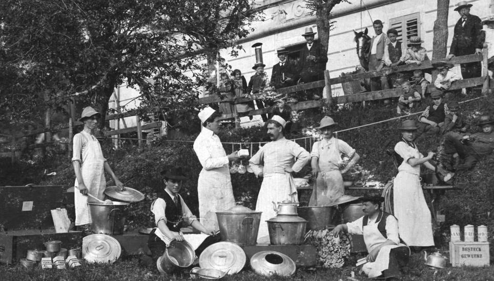 Beim Jugendsport Schaffhausen gab es im Jahr 1907 noch eine Feldküche. Da war schwerste Handarbeit angesagt.
