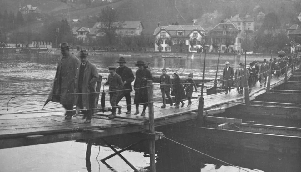 Menschen überqueren eine vom Schaffhauser Pontonierverein gebaute Brücke über den Rhein. Das Foto stammt aus dem Jahr 1923.