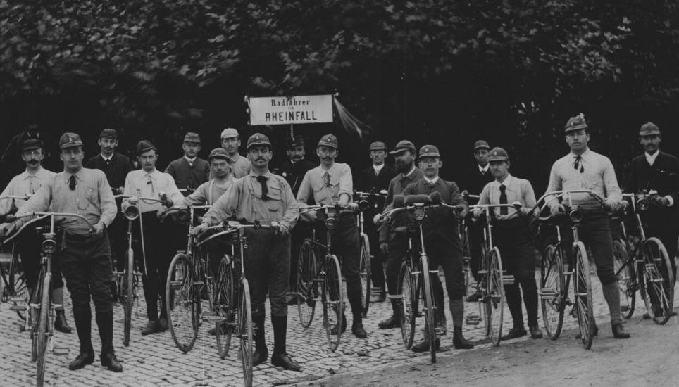 Die Mitglieder des Radfahrervereins Rheinfall waren 1893 ganz schön stolz auf ihre Räder.