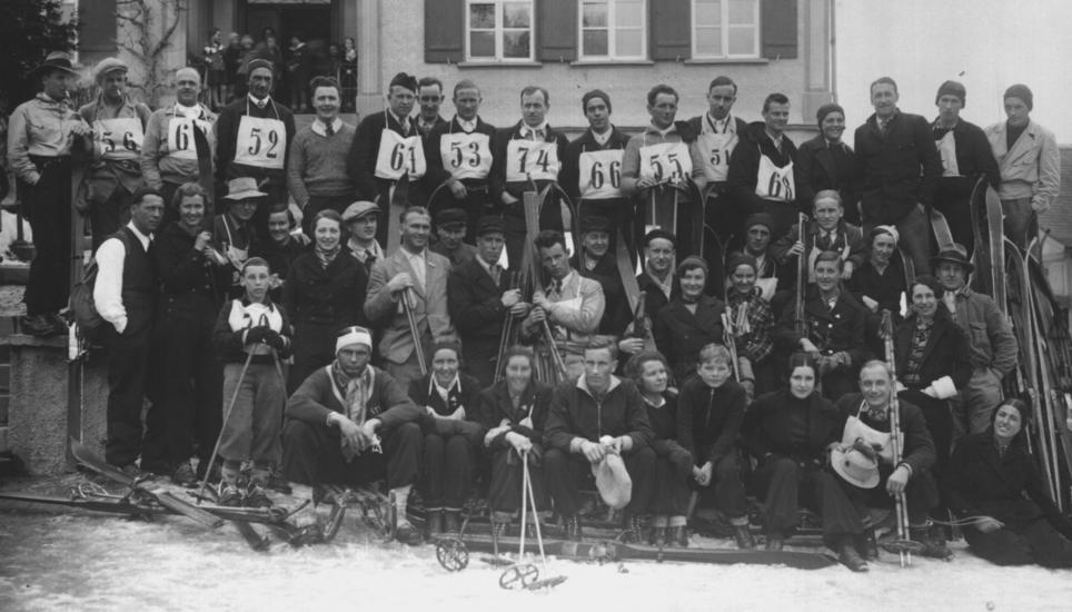 Der Skiclub Schaffhausen stellte sich vor dem Clubrennen in Nesslau im Jahr 1934 zum Gruppenfoto auf.