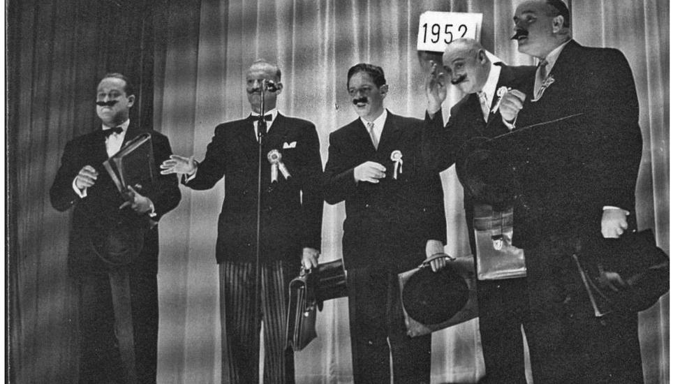 Bei der Einweihung des neuen Stadttheaters im Jahr 1956 trug eine Gruppe von Grossstadträten ein Theater vor.