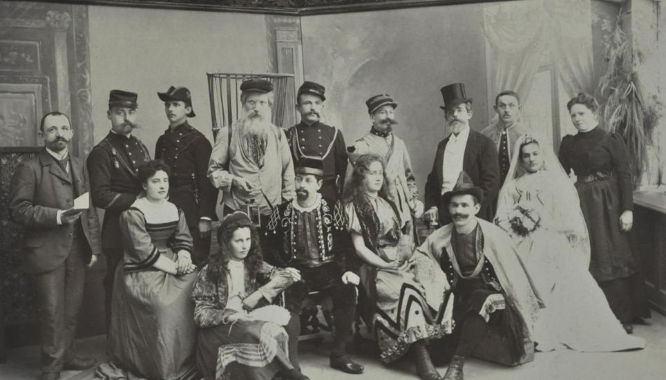 Deutlich älter ist dieses Bild einer Theatergruppe, die 1902 den Lumpensammler von Paris aufführte.