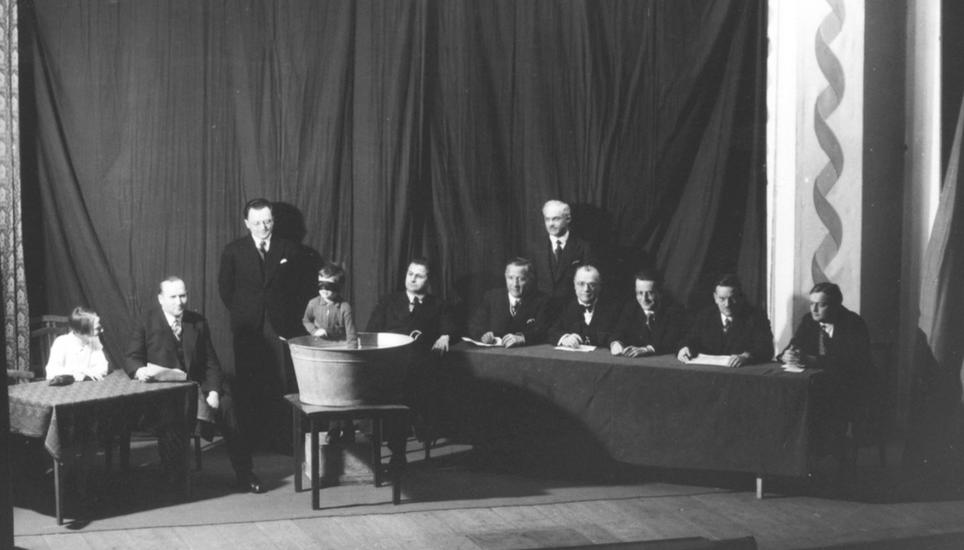 Bleiben wir beim Theater: 1934 war dieses in Finanznot. Eine Tombola brachte ein wenig Geld ein.