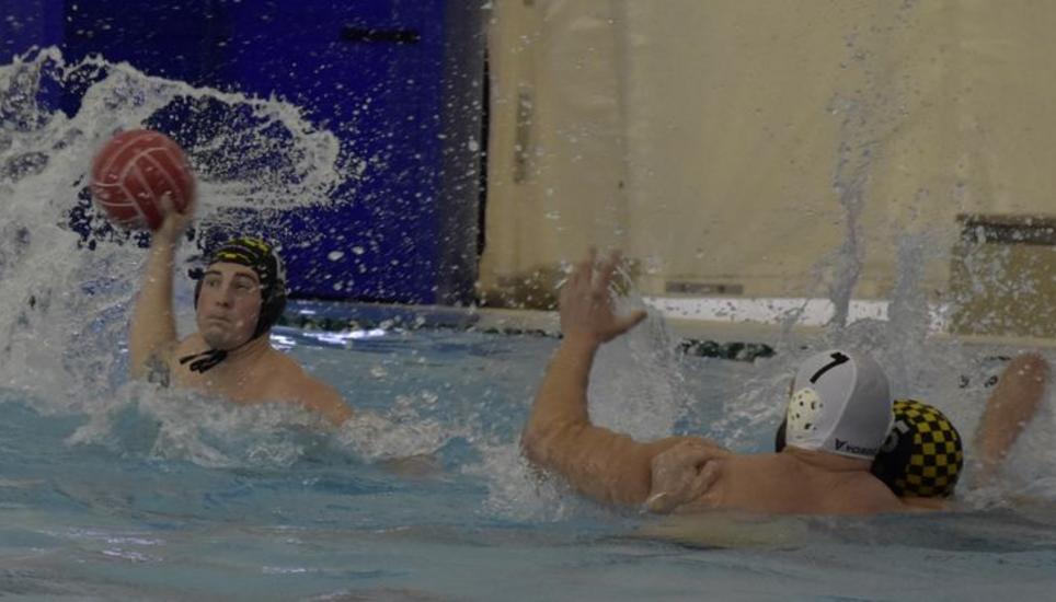 Die Schaffhauser NLA-Wasserballer stehen ab heute Dienstag wieder in der KSS-Schwimmhalle im Einsatz. Bild: P. Oesch