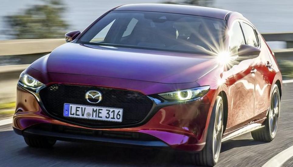 Ein Hingucker: Mit der puristischen Linienführung der künftigen Marken-Formensprache wirkt der Mazda 3 elegant und dynamisch. Bild: pd