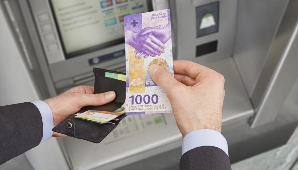 Beim neuen Bankomat kann man Ein- und Auszahlungen tätigen.