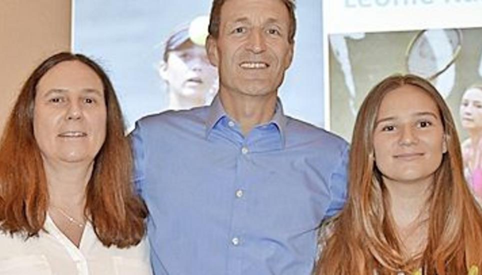 Angelika Küng, Leonies Mutter, Vater und Trainer Martin und Schwester Lisa (von links) wohnten der Preisverleihung als geladene Gäste in der ersten Reihe bei. Die Familie freute sich über die Ehrung und war sichtlich stolz.